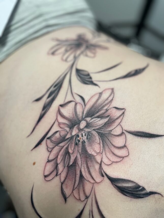 Blomster-tatovering med detaljerede kronblade og blade