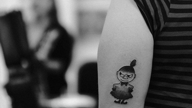 Lille tegneseriefigur tatoveret på overarm