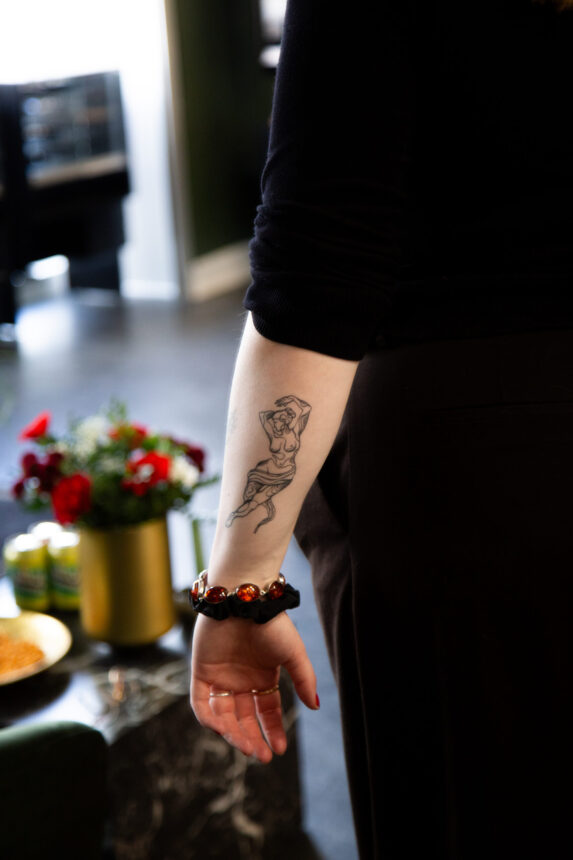 Underarm med tatovering af dansende figur