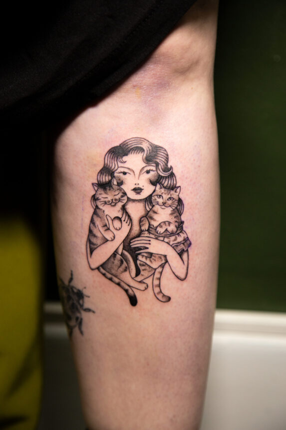 Tatovering af kvinde med to katte