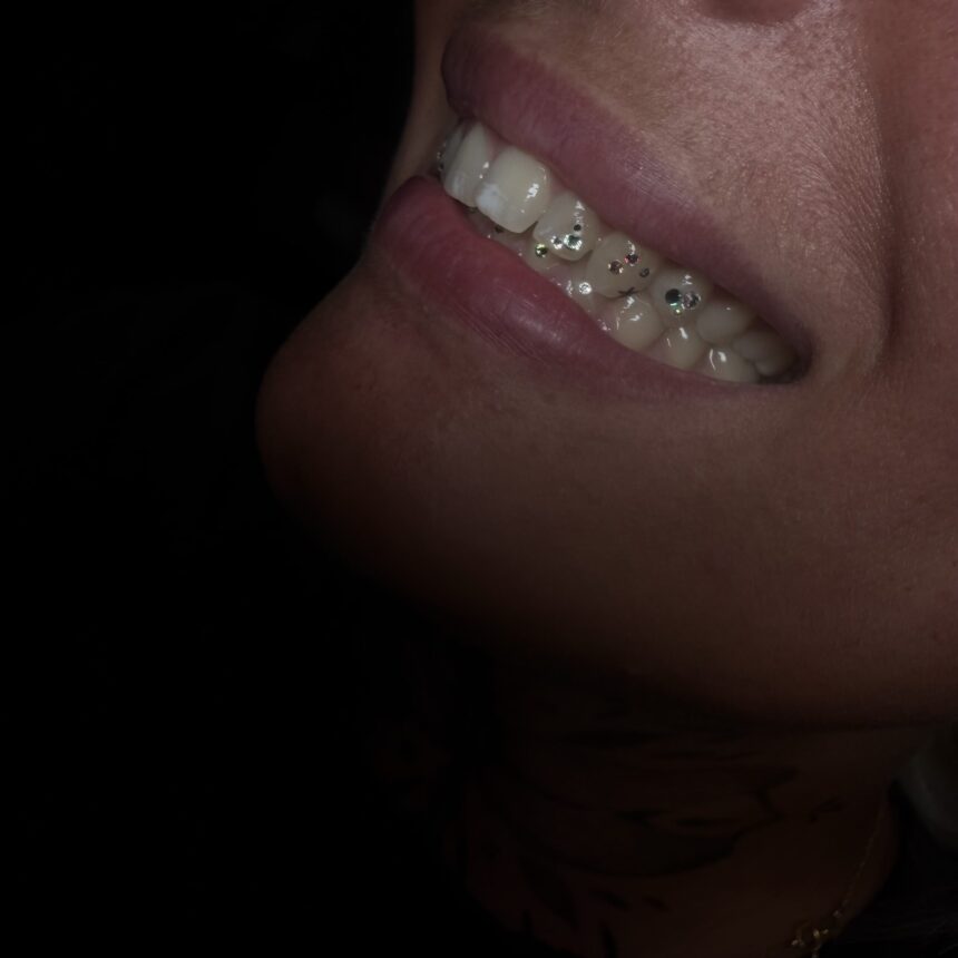 Tooth gems hos House of Body Art i Viborg