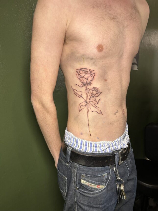 Stor rosetatovering på mandlig overkrop