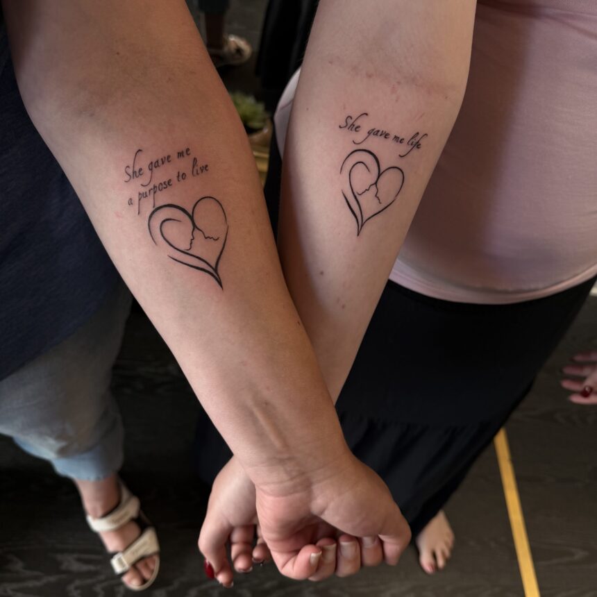 Matchende mor-datter tatoveringer med hjerte og tekst